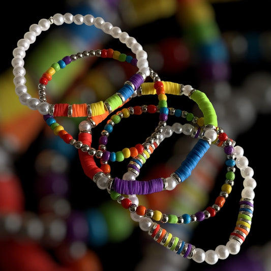 Rainbow Rush bracelet stack – 5-piece set with rainbow colours and silver accents

Handmade bracelet set with pearl-look beads, clay discs, and seed beads

Bright multicolour bracelet stack – Rainbow Rush by Pxl Nate

Bold 5-piece beaded bracelet set with silver spacers and rainbow tones

Joyful stretch bracelet set with mixed textures – UK handmade